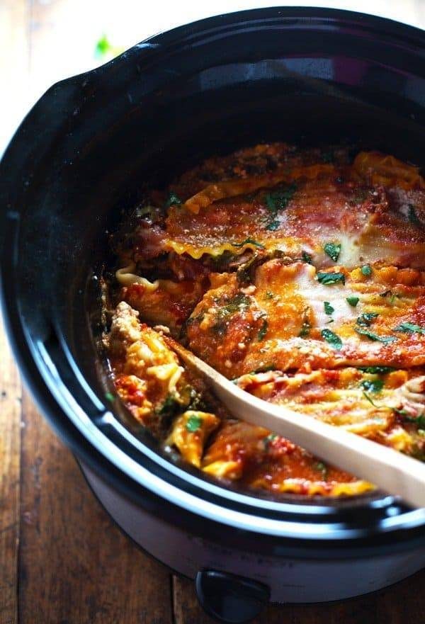 Super Easy Skinny Veggie Crockpot Lasagna - a handful of simple ingredients for a healthy family dinner. | https://korper-balance.today