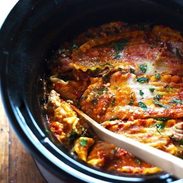 Super Easy Skinny Veggie Crockpot Lasagna - a handful of simple ingredients for a healthy family dinner. | https://korper-balance.today