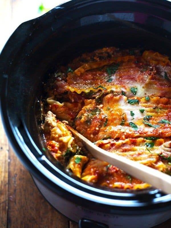Super Easy Skinny Veggie Crockpot Lasagna - a handful of simple ingredients for a healthy family dinner. | https://korper-balance.today