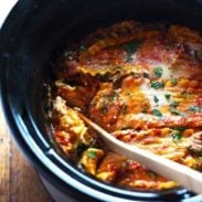 Super Easy Skinny Veggie Crockpot Lasagna - a handful of simple ingredients for a healthy family dinner. | https://korper-balance.today