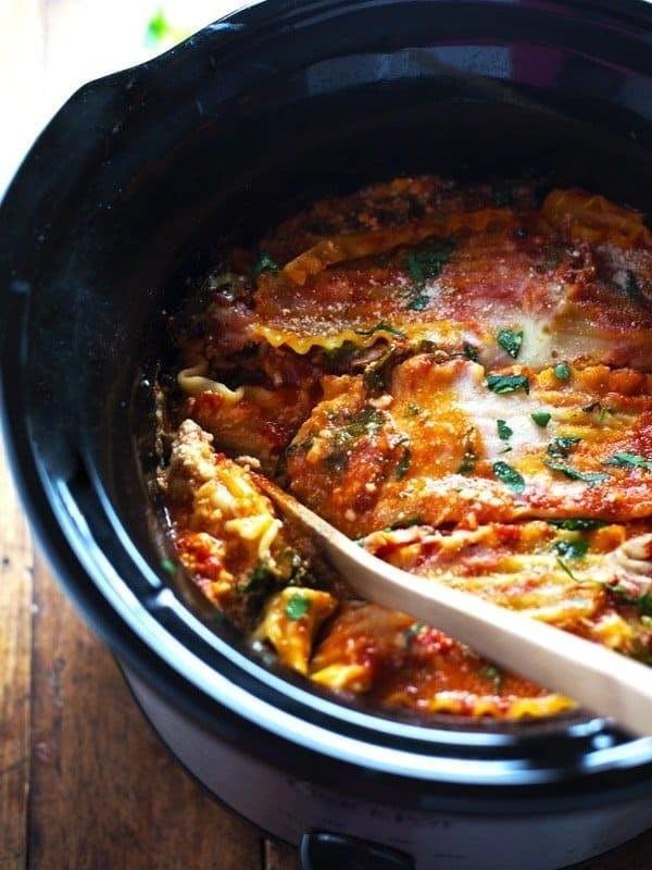 Super Easy Skinny Veggie Crockpot Lasagna - a handful of simple ingredients for a healthy family dinner. | https://korper-balance.today