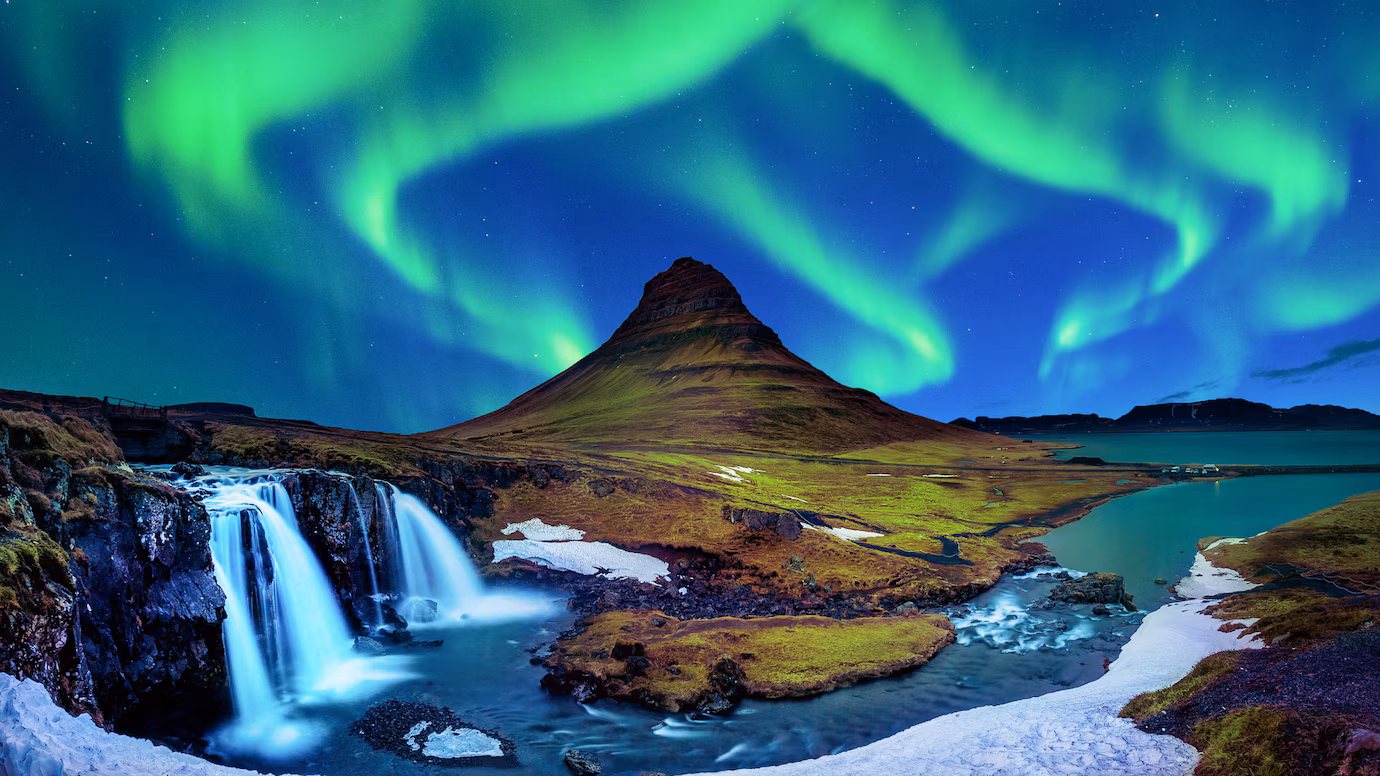 Experience the amazing Icelandic Northern Lights