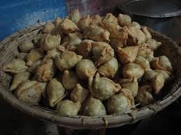 Crispy singaras in a basket
