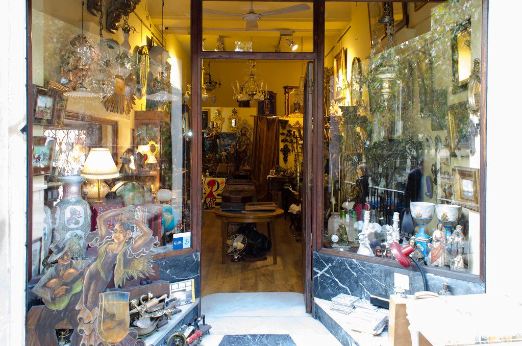 Vintage store in Mercado de Antigüedades